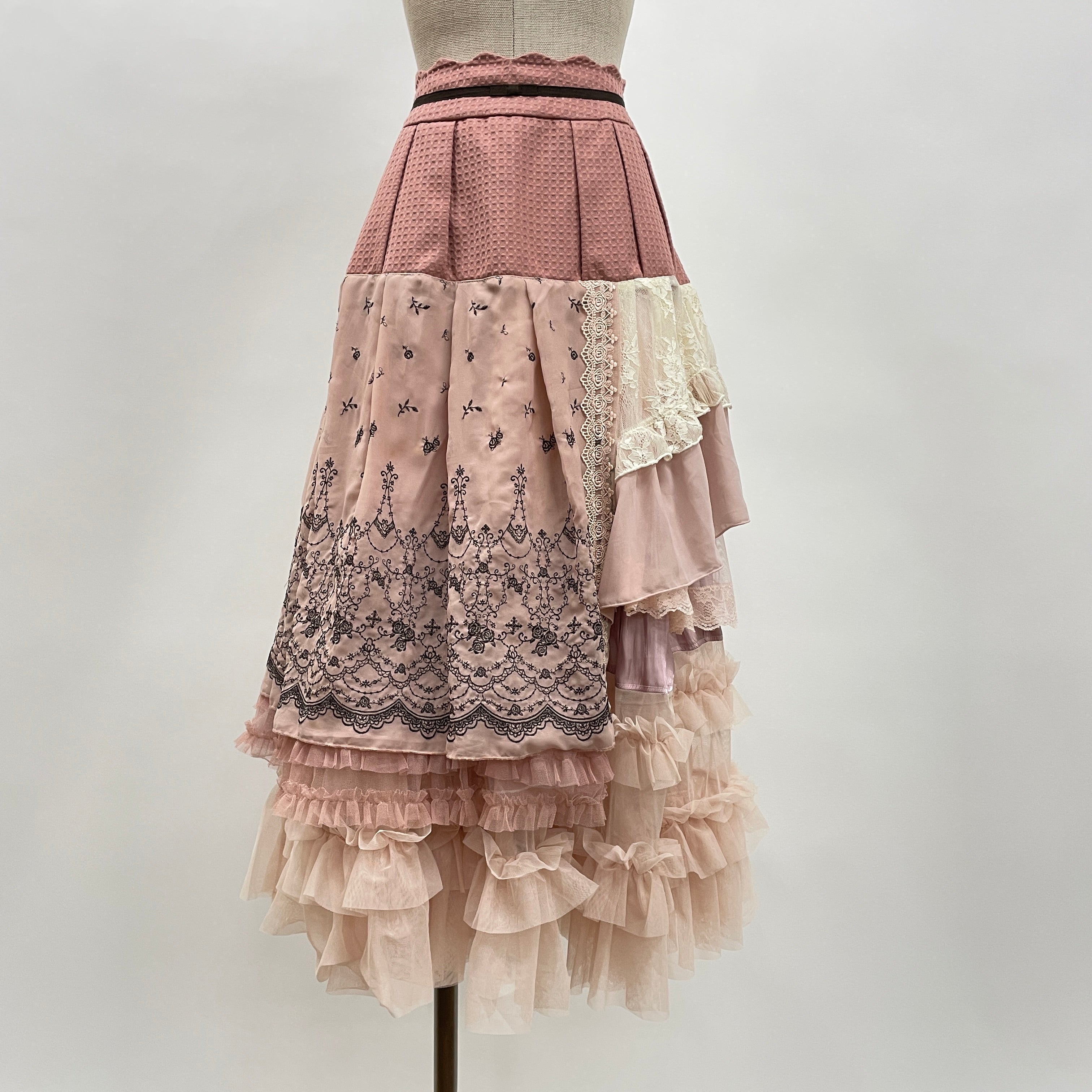 ヴィンテージのドレスをリメイクしたドールドレス♡ ヴィンテージ風フラワーカラー刺繍レースフィット＆フレアー