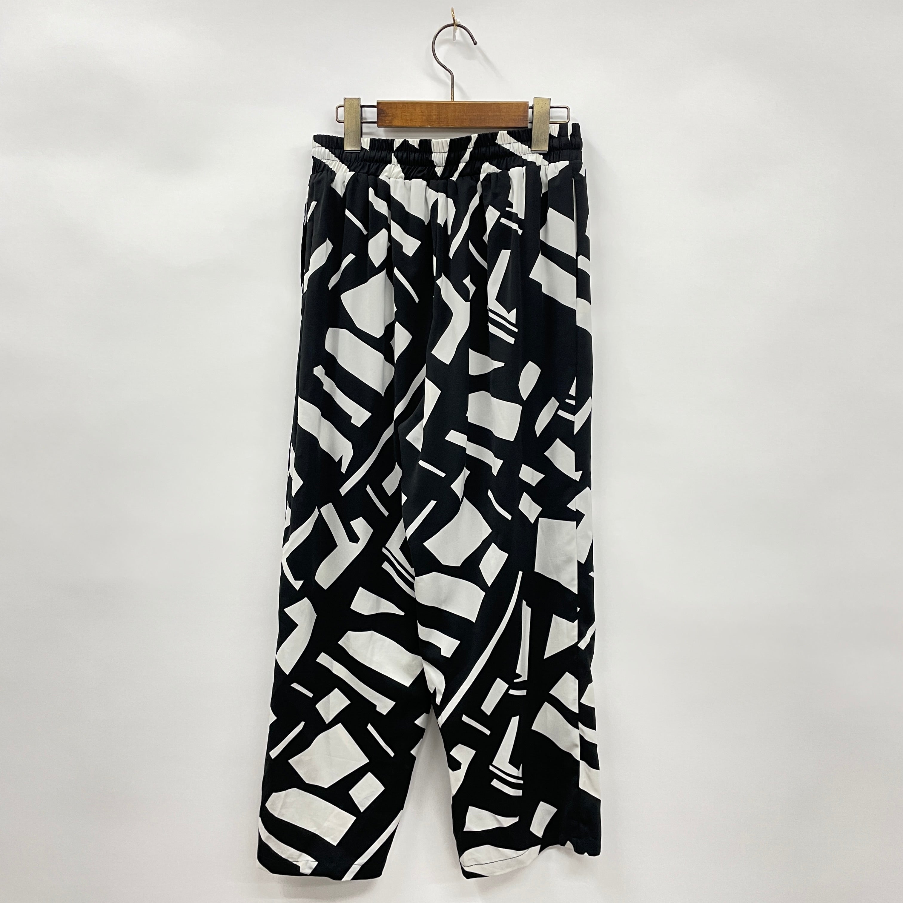 ブラック＆ホワイト　ブラック アンド ホワイト　幾何学柄 テーパード パンツ黄色 ブラック＆ホワイト ブラック アンド ホワイト 幾何学柄 テーパード