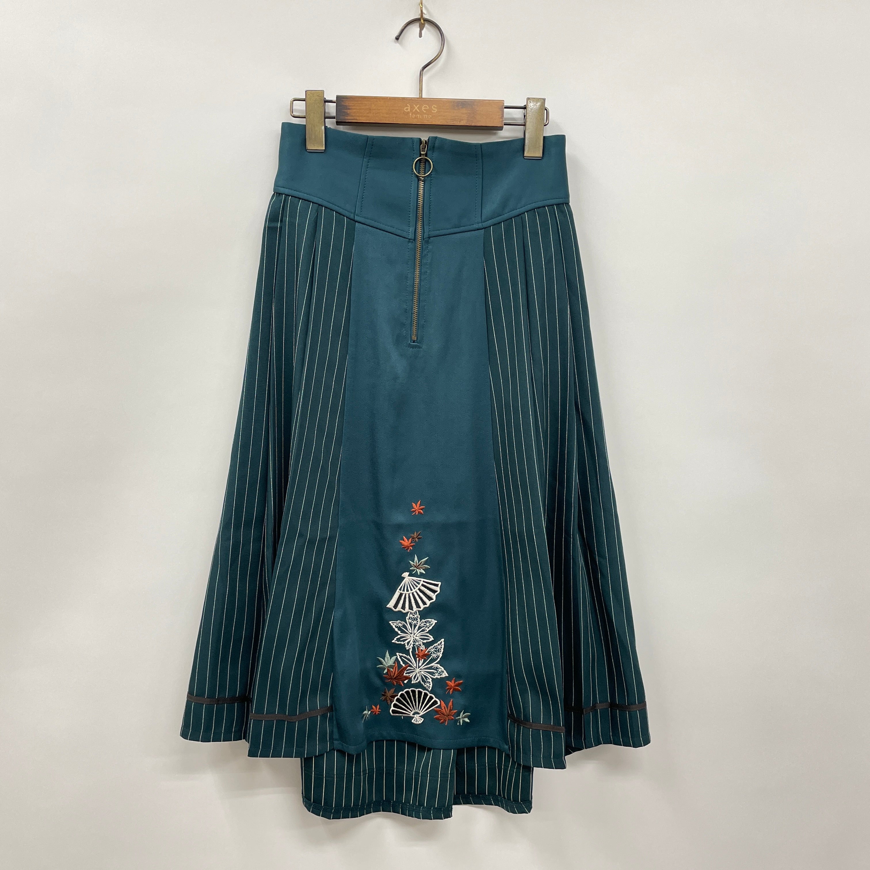 shinakoページ 扇子×紅葉刺繍ジップSK – PASTEQIDOR
