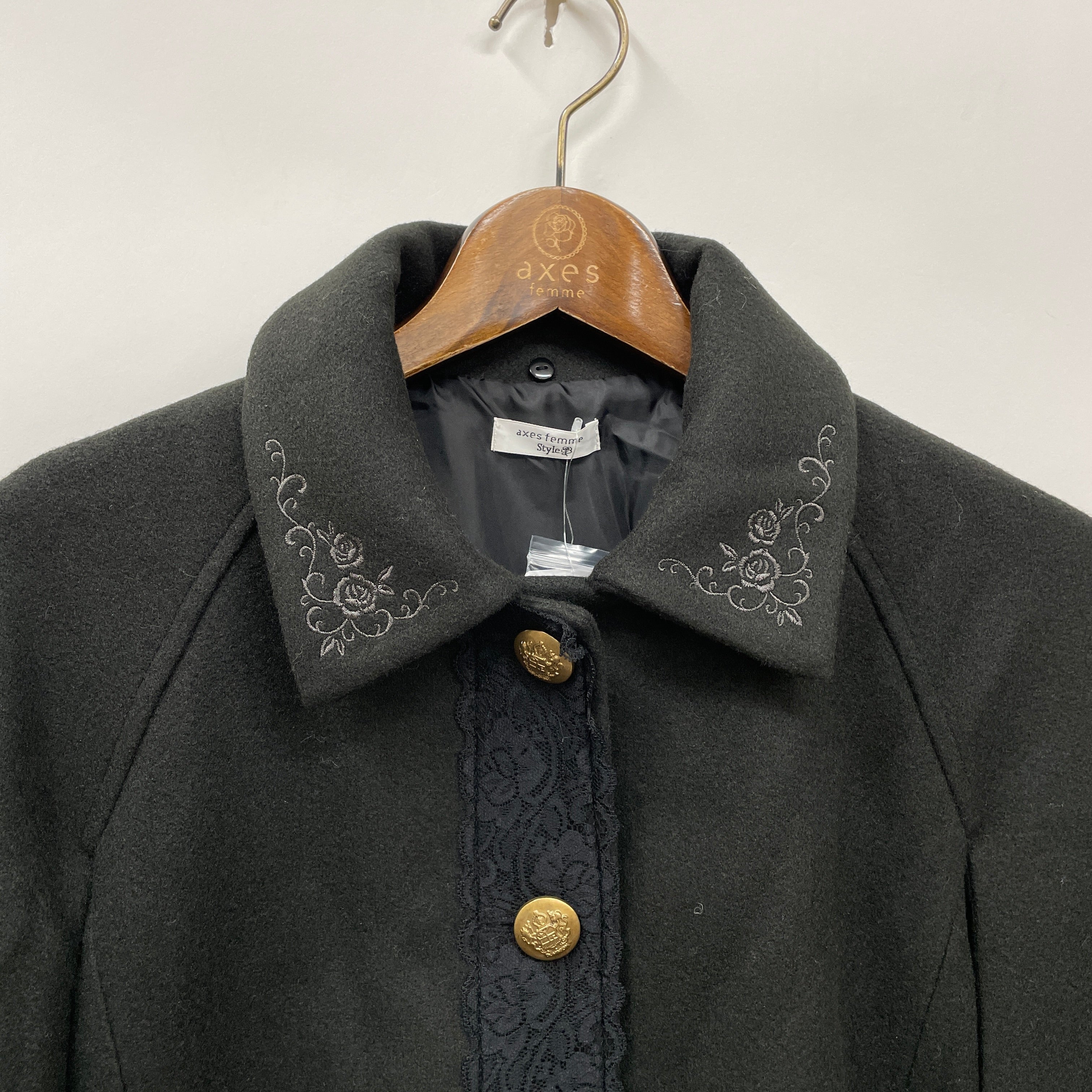 襟刺繍入りケープコート – PASTEQIDOR