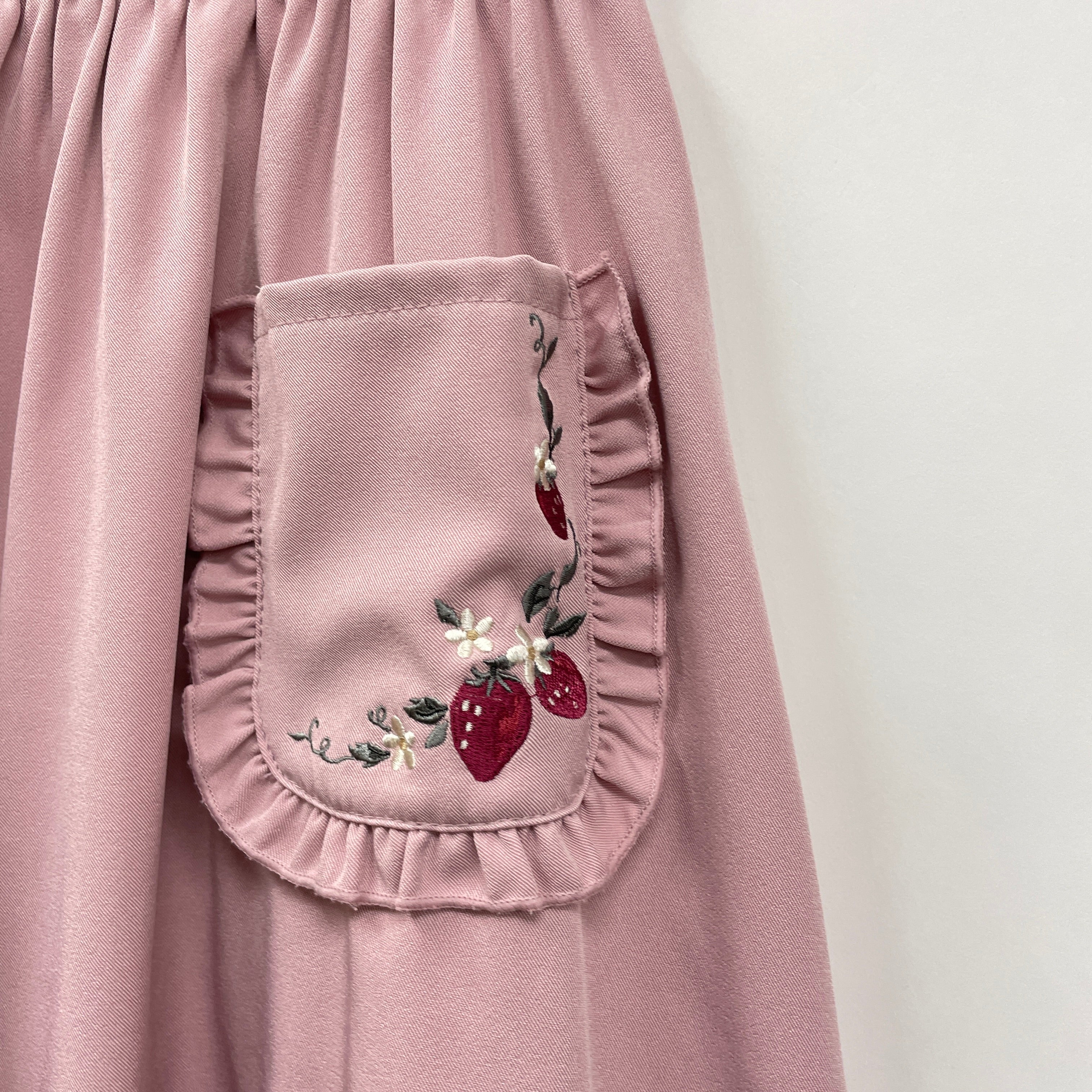 イチゴ刺繍をたっぷりのせてスカート、スカラップのデザインとイチゴ刺繍のジャケット ぷっくり”いちごの刺し方｜立体刺繍｜ビーズ刺繍｜embroidery for