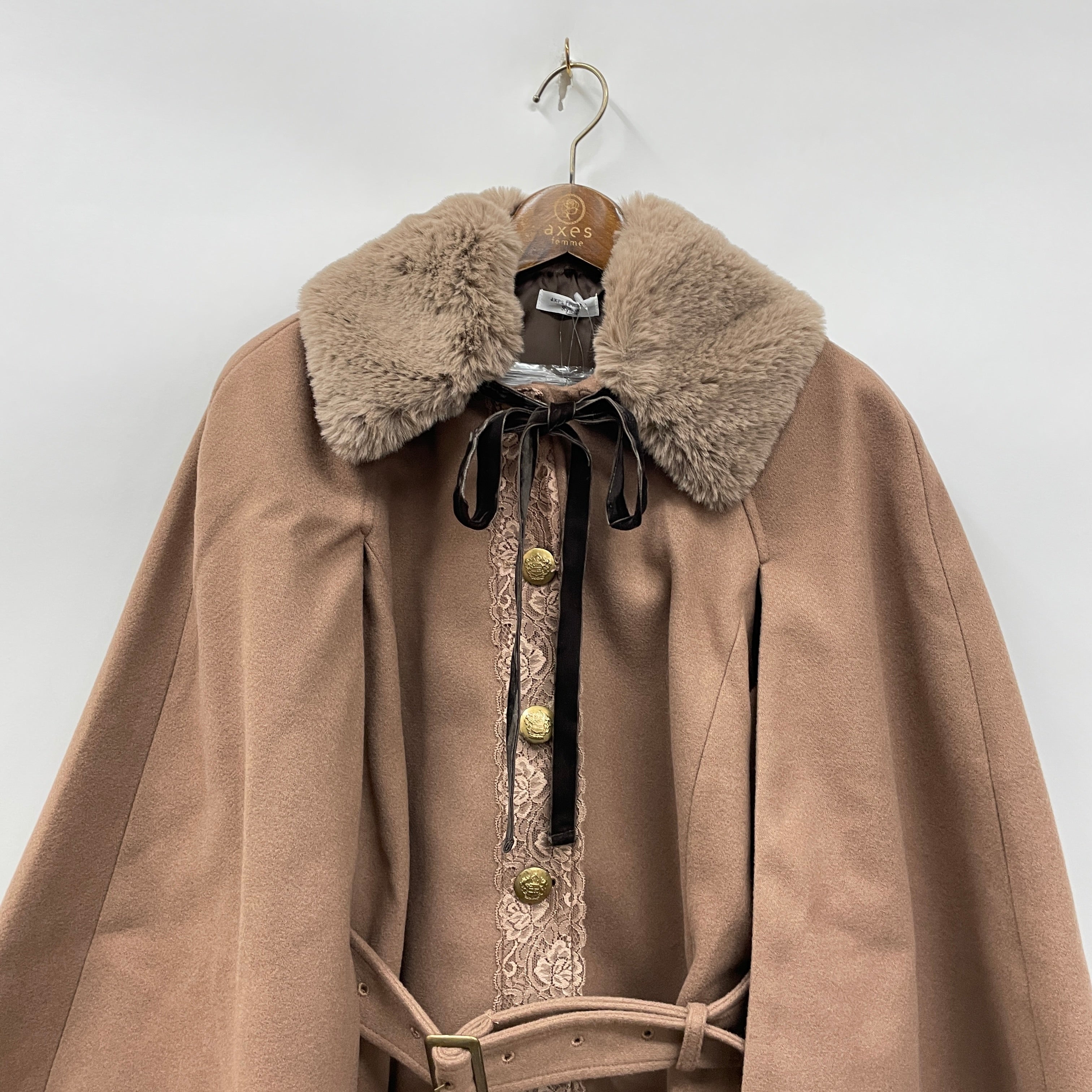 襟刺繍入りケープコート – PASTEQIDOR